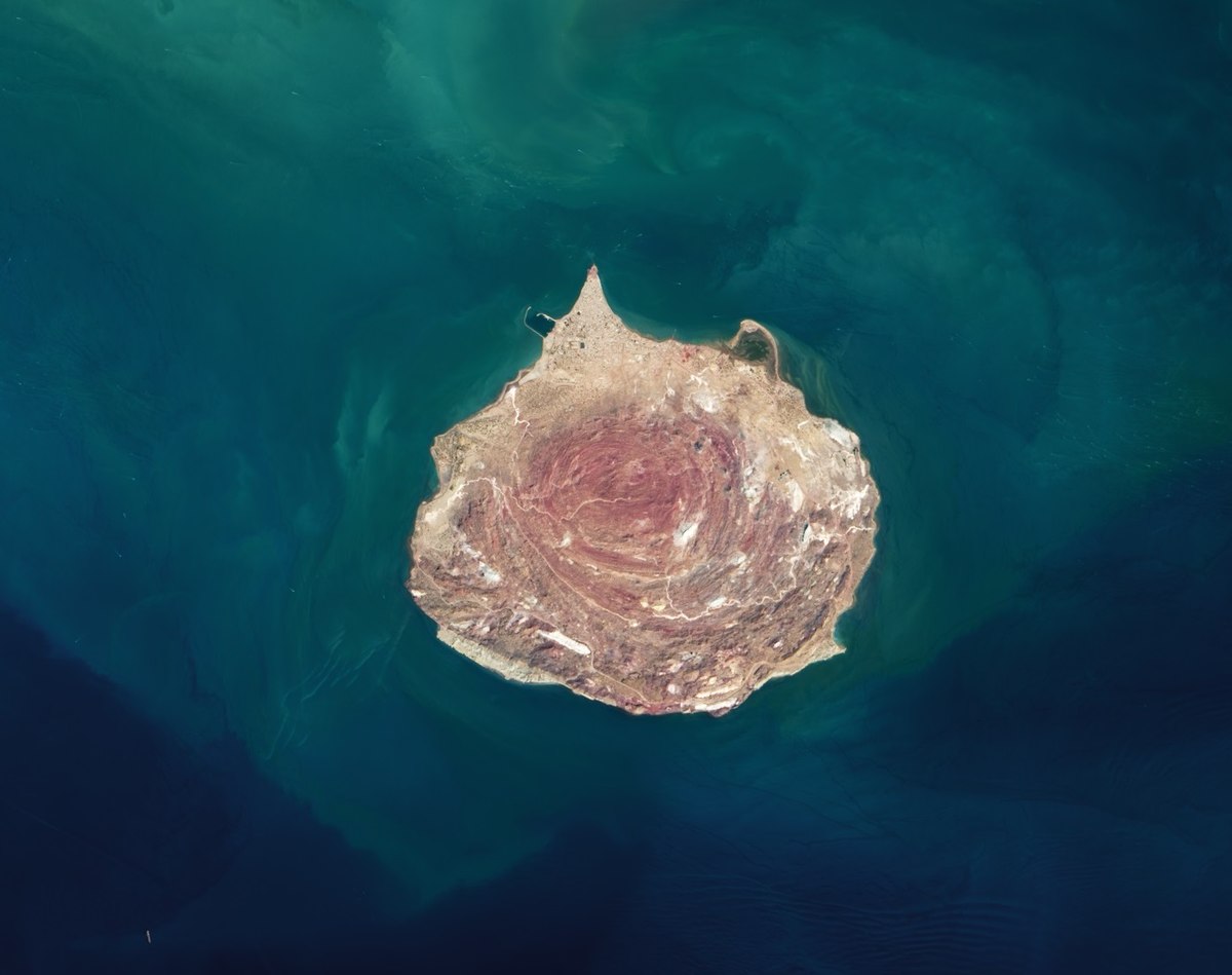 Iran's_Rainbow_Island (1).jpeg